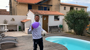 [SUAPS] Jonglage avec la tête par Mickael